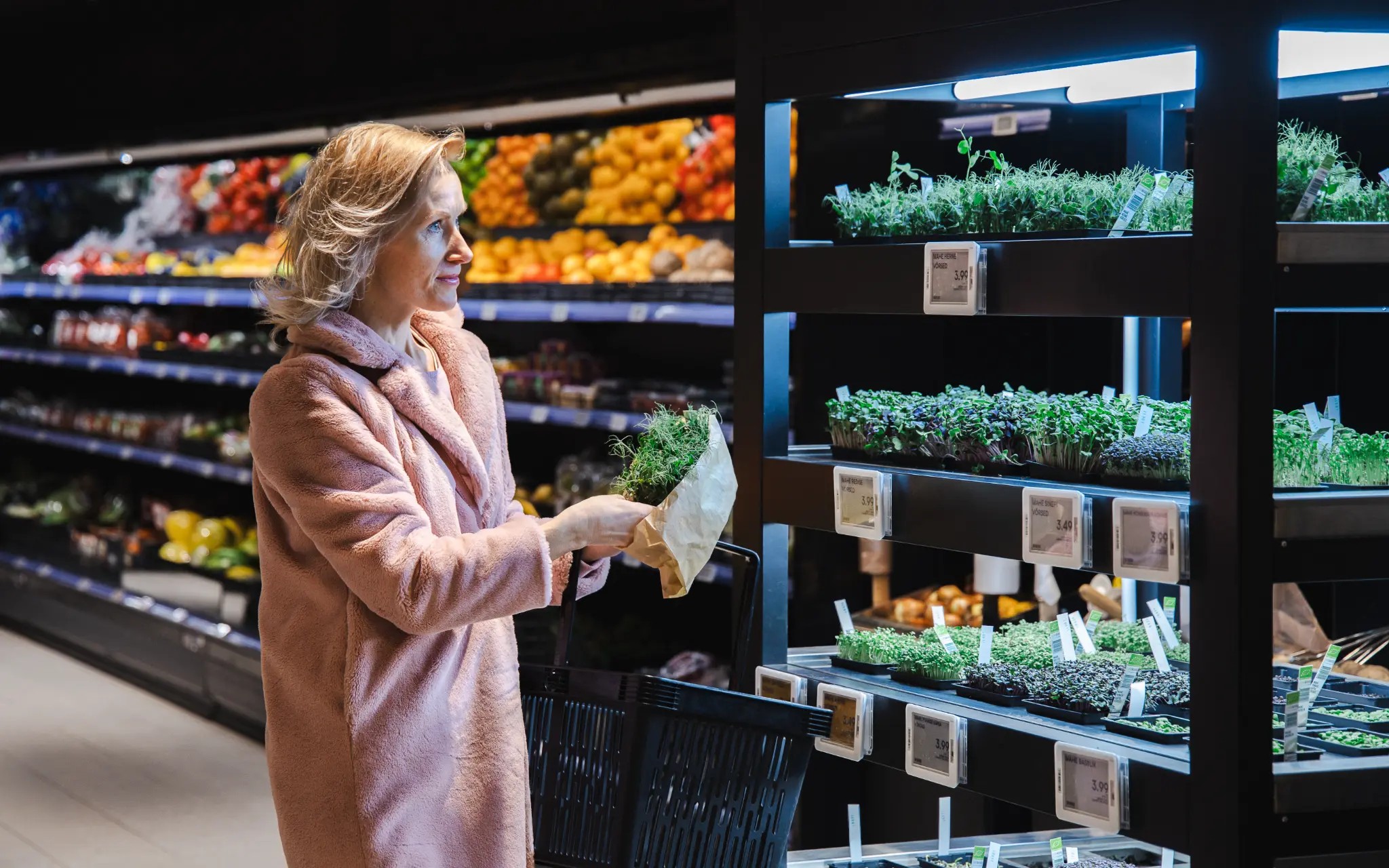 Naine ostab värsket mikroroheliste salatisegu Urban Farmi nutikasvuhoonest supermarketis